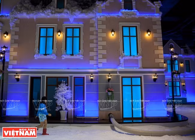 Nhiều hoạt động vui chơi mới lạ ở thị trấn tuyết trong lòng Sài Gòn ảnh 13