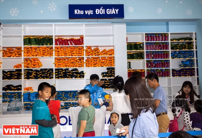 Nhiều hoạt động vui chơi mới lạ ở thị trấn tuyết trong lòng Sài Gòn ảnh 1
