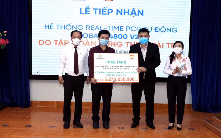 Trao tặng Sở Y tế TP.HCM trang bị thiết bị y tế phòng, chống dịch ảnh 1
