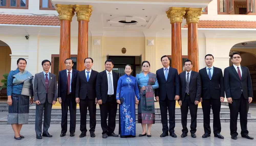 Lãnh đạo Thành phố Hồ Chí Minh chúc mừng Quốc khánh CHDCND Lào ảnh 1