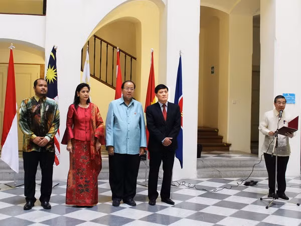 Trang trọng lễ thượng cờ các nước ASEAN tại Cộng hòa Séc ảnh 1