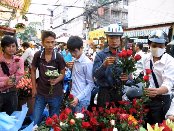 TP.HCM: Thị trường quà tặng ngày Lễ tình nhân trầm lắng ảnh 1