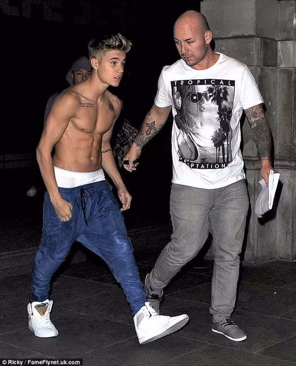 Justin Bieber khoe đồ lót của Calvin Klein trong chiến dịch mới ảnh 1
