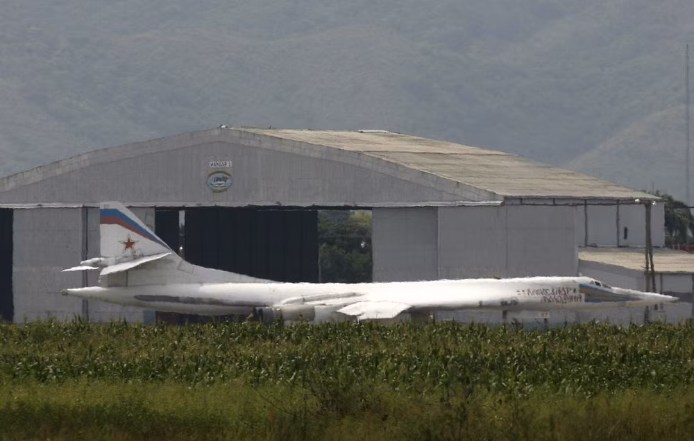 Tiêm kích F-16 Na Uy kèm chặt một phi đội bay 'khủng' của Nga ảnh 1