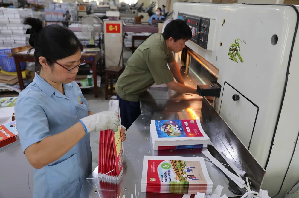 Nhà xuất bản Giáo dục tặng hơn 120.000 bộ sách giáo khoa năm học mới |  Vietnam+ (VietnamPlus)