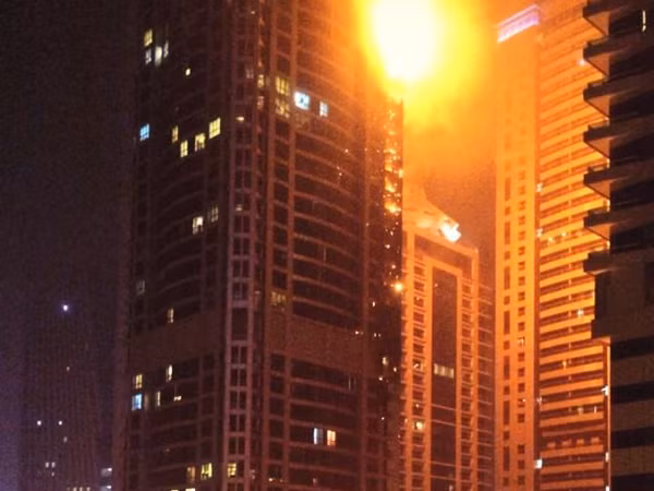 Cháy lớn tại tầng thứ 50 tòa nhà chọc trời Torch ở Dubai ảnh 1