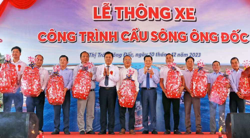 ttxvn-cau-ong-doc-2-8000.jpg