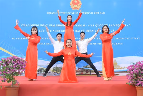 Kỷ niệm 43 năm Giải phóng miền Nam và Giao lưu Việt-Lào tại Trung Quốc ảnh 3