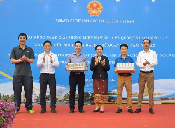 Kỷ niệm 43 năm Giải phóng miền Nam và Giao lưu Việt-Lào tại Trung Quốc ảnh 2