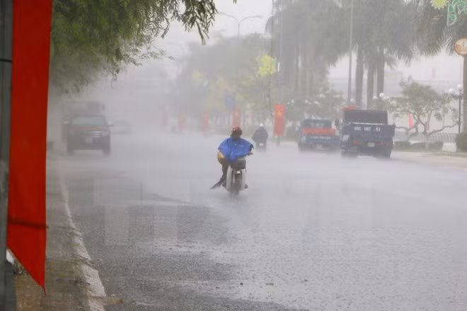 Vùng biển Nam biển Đông mưa dông lốc xoáy và gió giật mạnh ảnh 1