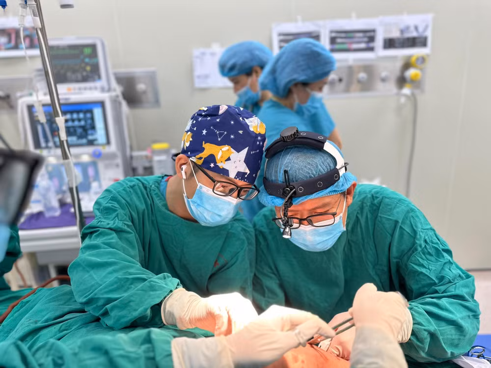Phẫu thuật cấp cứu thành công bệnh nhi 7 tuổi bị thang tời đập vào mặt ảnh 1