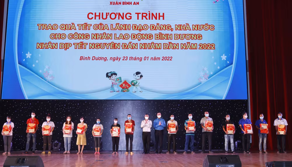 Chủ tịch Quốc hội dự “Tết sum vầy- Xuân Bình an” tại tỉnh Bình Dương ảnh 2