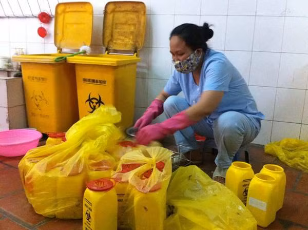 Bài toán rác thải y tế: Lời giải trong "tay" các bệnh viện ảnh 1