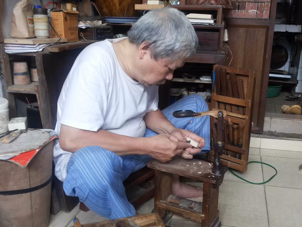 Người nghệ nhân khắc dấu giữa lòng phố cổ Hà Nội ảnh 1
