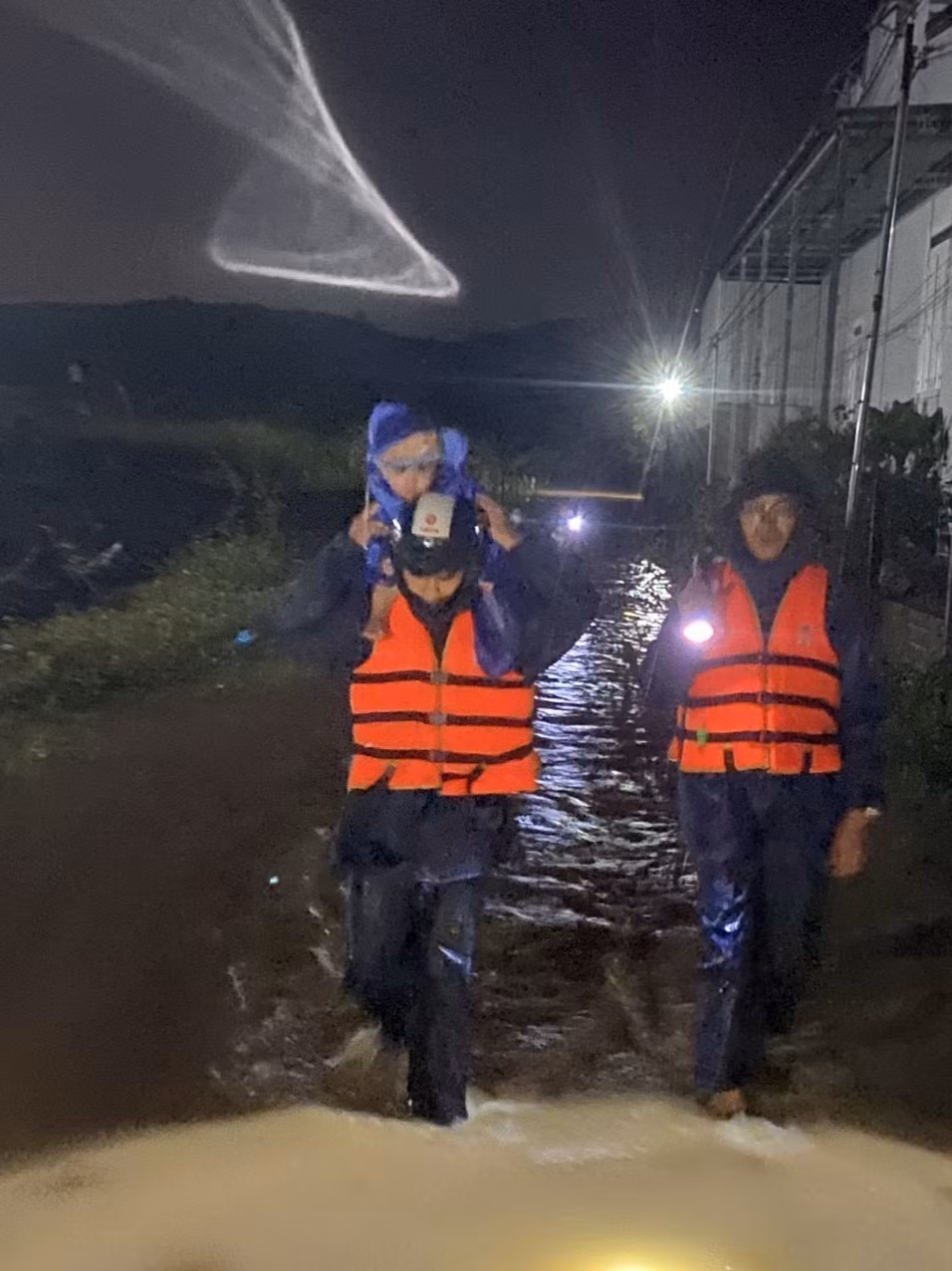 Lâm Đồng tiếp tục sơ tán tài sản và người dân sau mưa lớn kéo dài ảnh 2