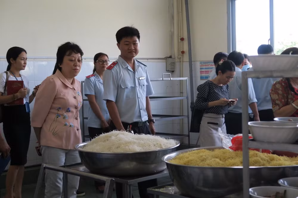 Phát hiện mỳ sợi vàng nghi nhiễm hàn the trong bữa ăn công nhân ảnh 1