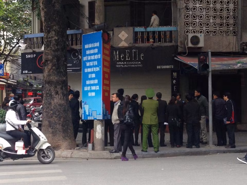 Người đàn ông ôm xăng "cố thủ" còn lại ở Lò Sũ đã rời căn phòng ảnh 1