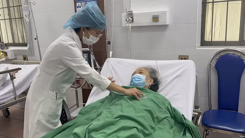 Kịp thời cứu sống một phụ nữ bị rò động mạch cảnh-xoang hang nguy hiểm ảnh 1