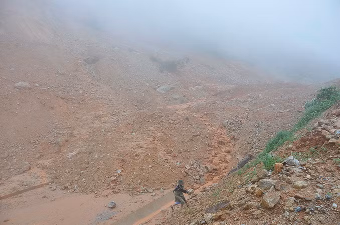 Mưa lớn gây sạt lở nghiêm trọng trên đường tránh đèo Măng Rơi ảnh 1