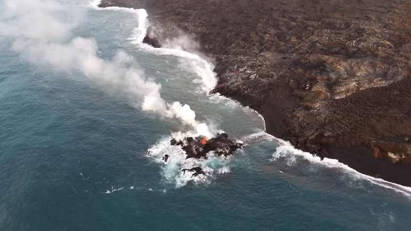 Dung nham từ núi lửa Kilauea phá hủy kết cấu đảo Hawaii ảnh 1