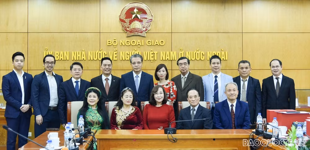 Trao quà Tết của Thủ tướng Chính phủ tới các kiều bào tiêu biểu ảnh 1