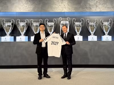Jerry Liu and Emilio Butragueño during the signing ceremony of Hisense's 3-year sponsorship of Real Madrid Jerry Liu and Emilio Butragueño during the signing ceremony of Hisense's 3-year sponsorship of Real Madrid