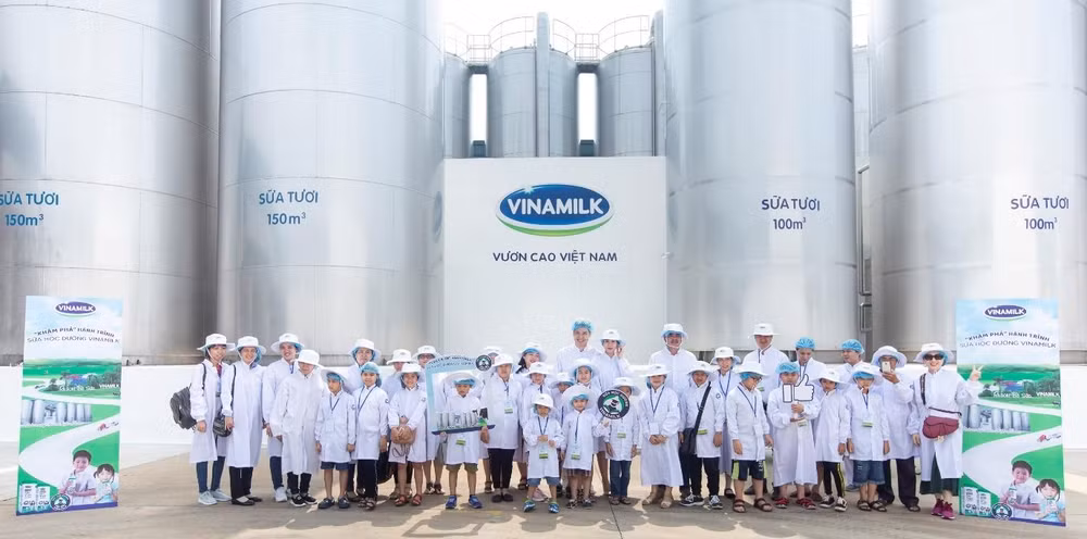 Vinamilk tổ chức cho các khách hàng nhí tham quan 'Siêu nhà máy' ảnh 3