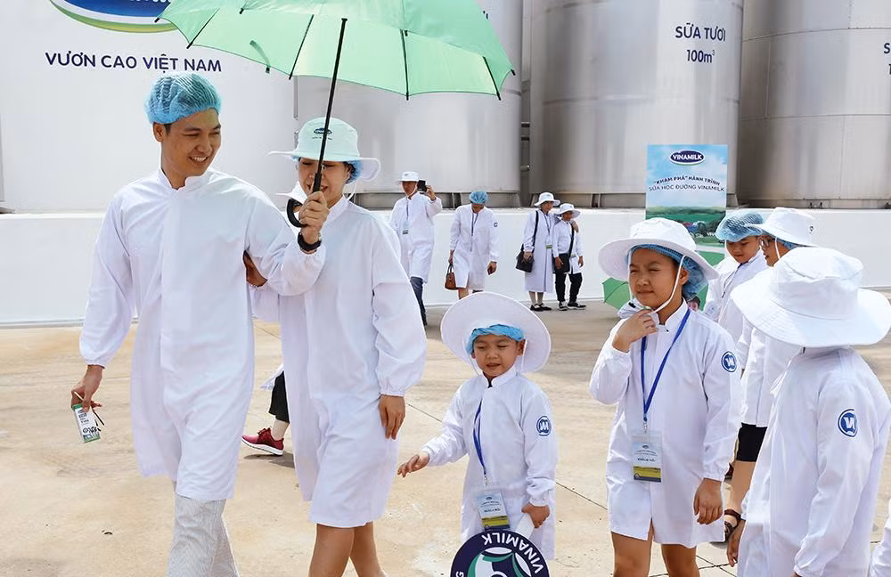 Vinamilk tổ chức cho các khách hàng nhí tham quan 'Siêu nhà máy' ảnh 1