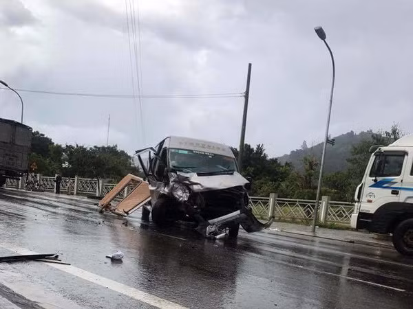 Vụ hai xe ôtô đấu đầu trên Quốc lộ 20: Một nạn nhân đã tử vong ảnh 1