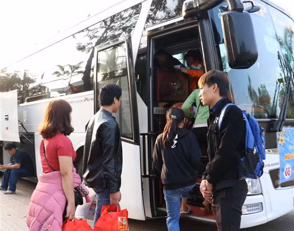 Hải Phòng hỗ trợ 130 chuyến xe để người lao động về quê đón Tết ảnh 1
