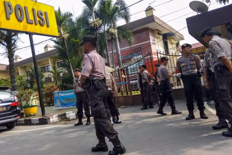 Đánh bom liều chết bên ngoài đồn cảnh sát ở Indonesia ảnh 1