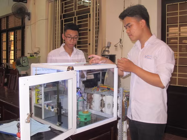 Hai học sinh chế tạo thành công robot thí nghiệm hóa học ảnh 1
