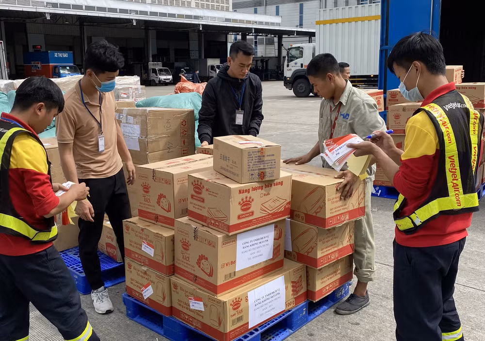 Hàng không căng mình góp sức cùng miền Trung vượt qua mưa lũ ảnh 2