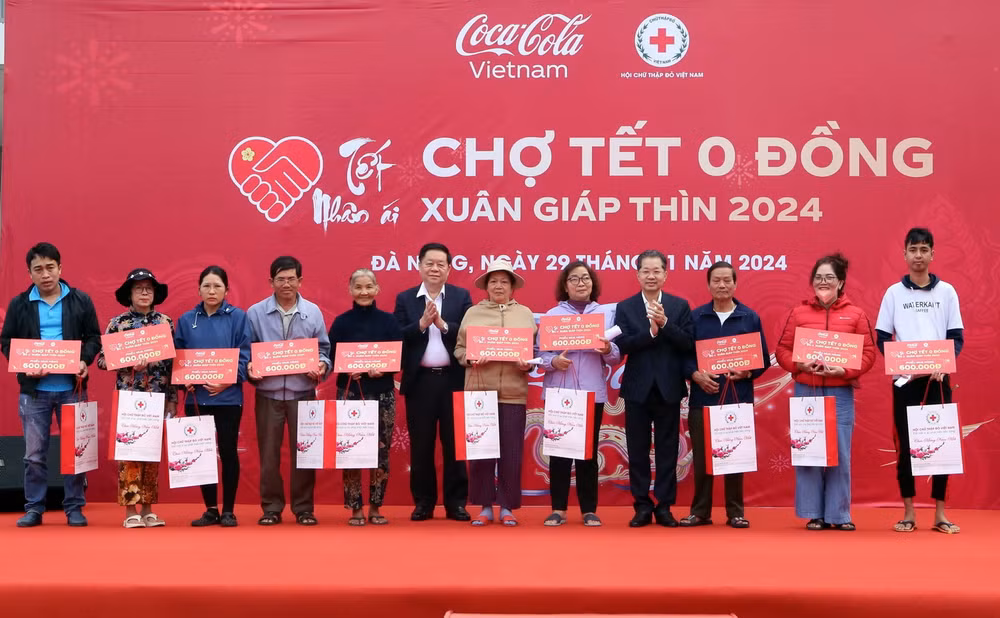 ttxvn_tang qua tet 2.jpg