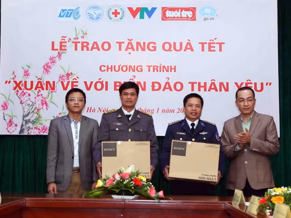 Tặng quà Tết cho đồng bào nghèo, chiến sỹ, ngư dân bám biển ảnh 1
