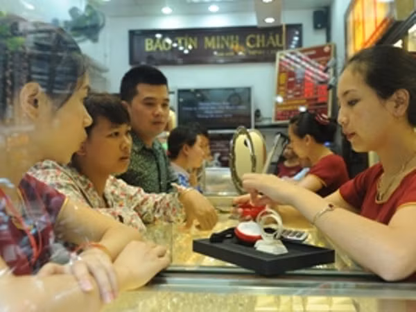 Tỷ giá trung tâm tăng mạnh 38 đồng, giá vàng trong nước giảm nhẹ ảnh 1
