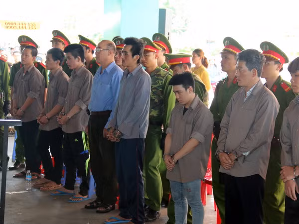 Xét xử 8 bị cáo trong vụ án dùng súng giết hai người ở Phú Quốc ảnh 1