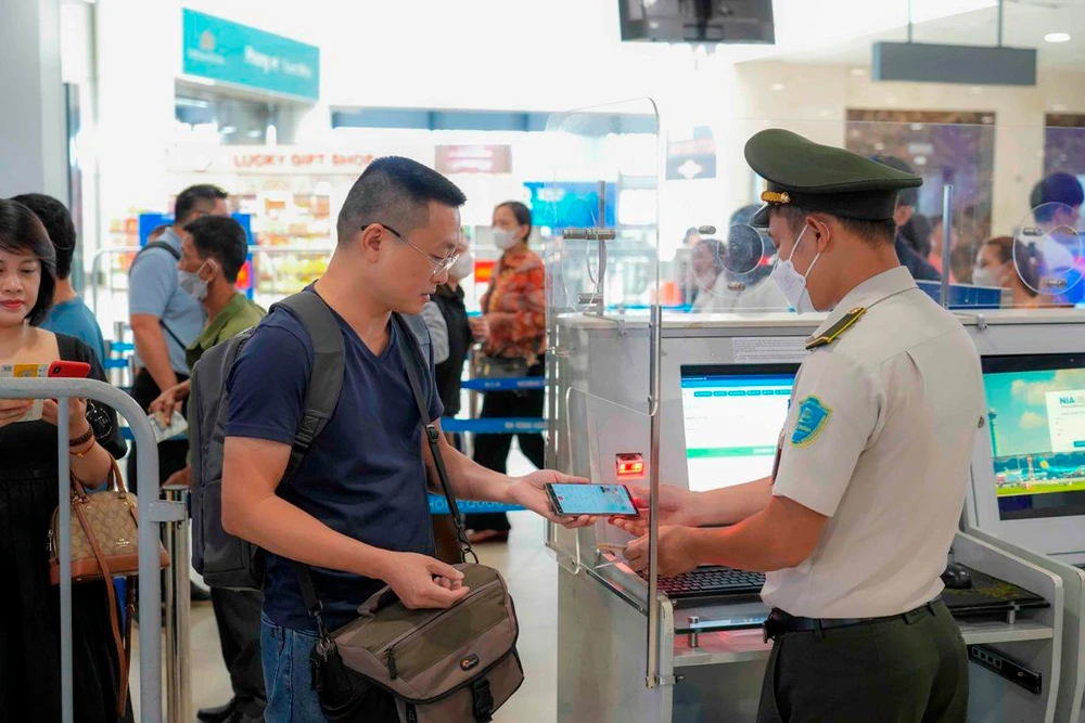 Nhiều hành khách dùng tài khoản VneID làm thủ tục đi máy bay | Vietnam+  (VietnamPlus)