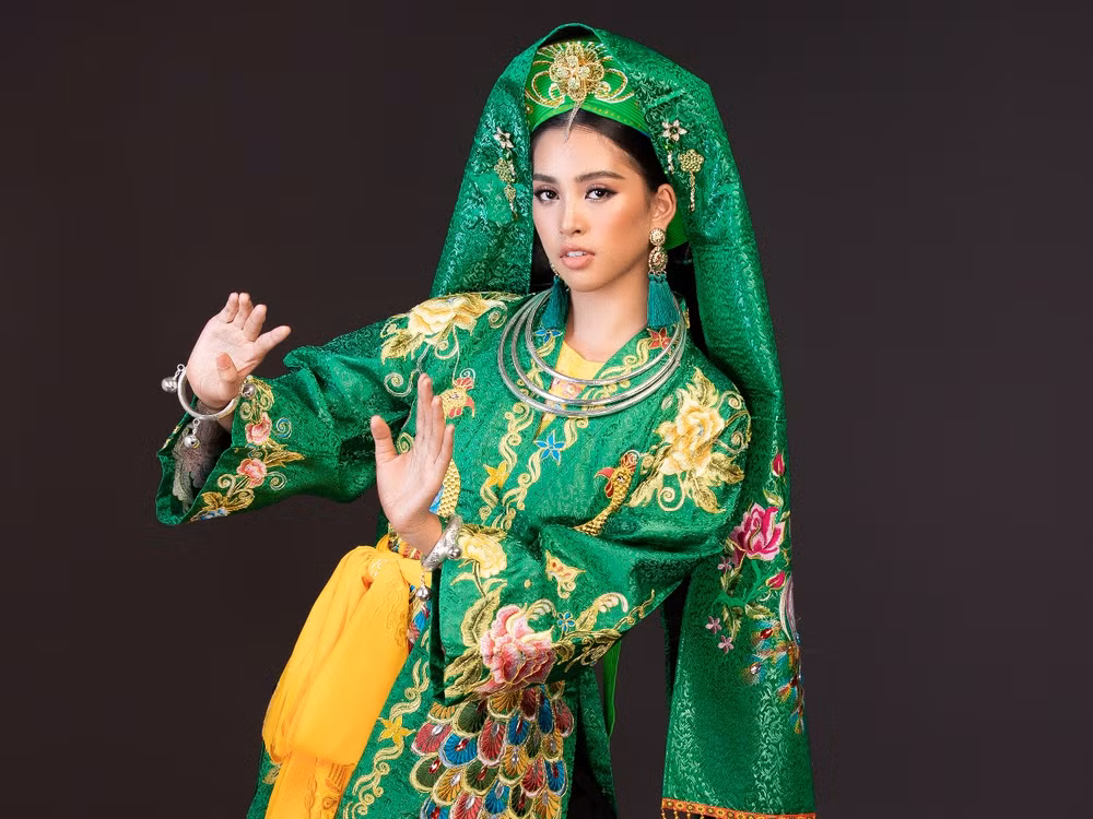Hoa hậu Tiểu Vy múa 'Cô Đôi thượng ngàn' trên sân khấu Miss World ảnh 1