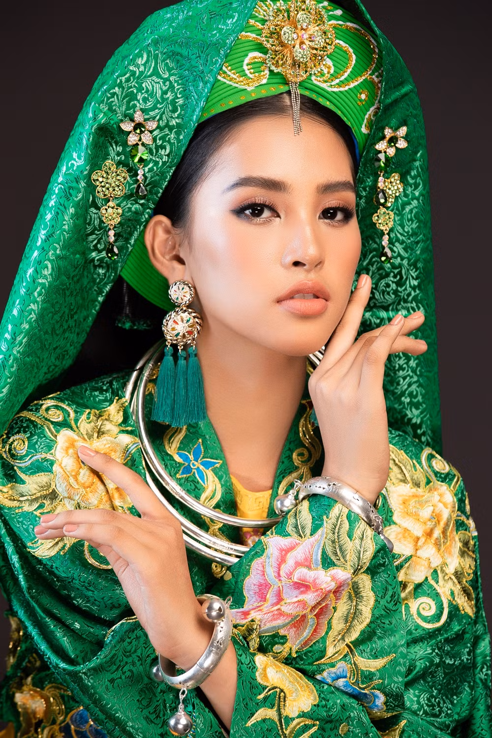 Hoa hậu Tiểu Vy múa 'Cô Đôi thượng ngàn' trên sân khấu Miss World ảnh 4