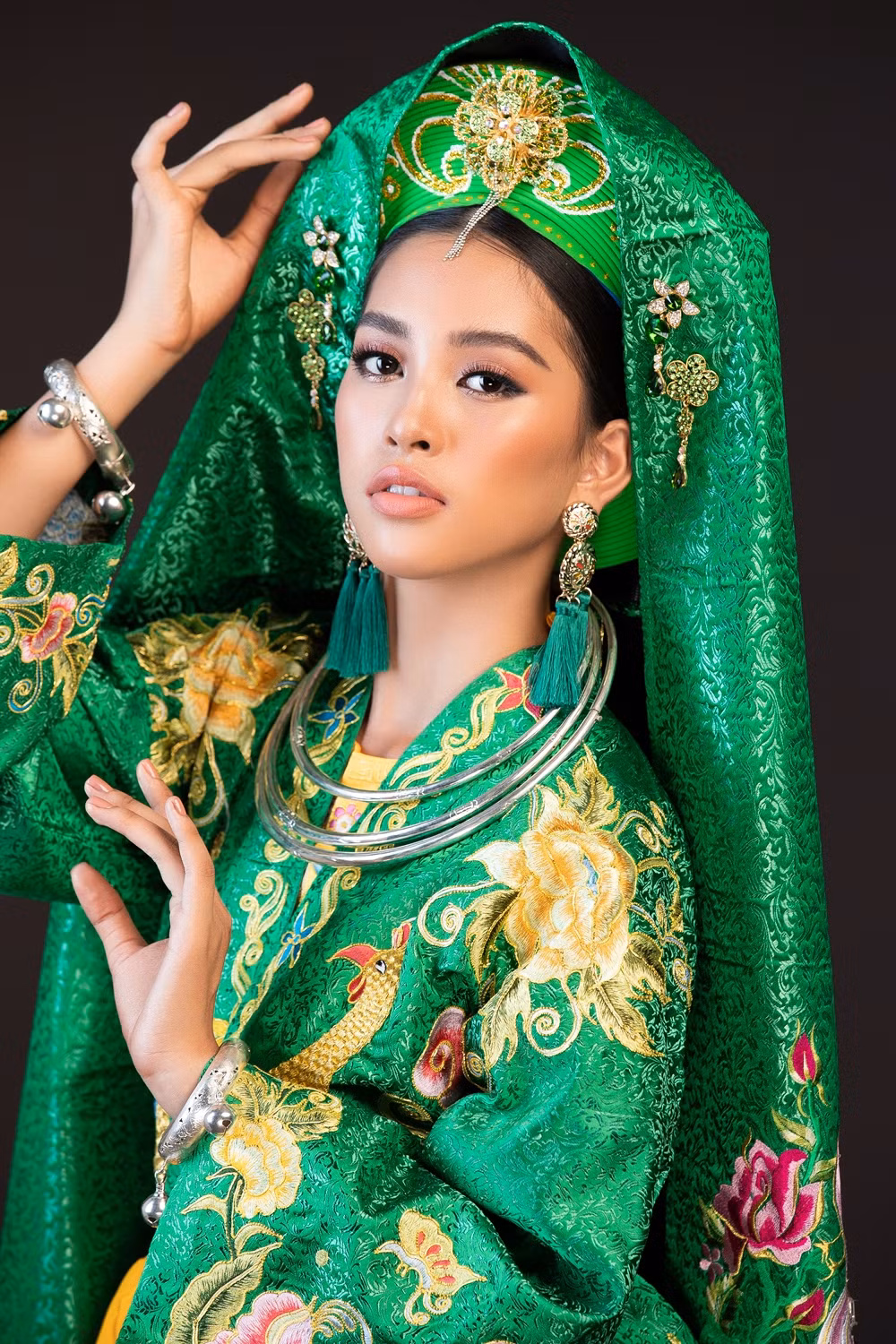 Hoa hậu Tiểu Vy múa 'Cô Đôi thượng ngàn' trên sân khấu Miss World ảnh 3