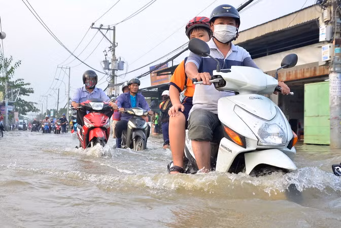 Hà Nội mưa rải rác, triều cường tại TP.HCM vượt báo động 3 ảnh 1