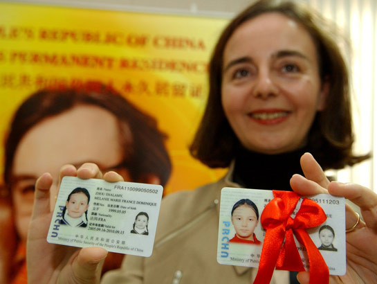 Trung Quốc phát hành thẻ cư trú dành cho người nước ngoài mẫu mới | Vietnam+ (VietnamPlus)