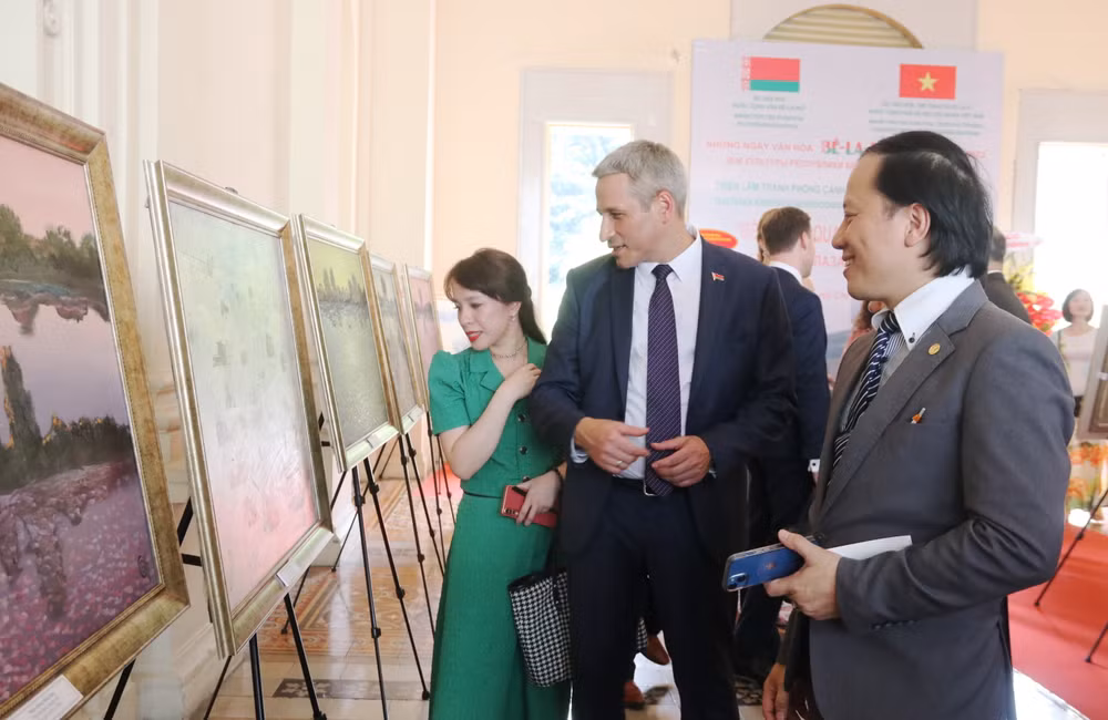Triển lãm tranh phong cảnh 'Belarus qua con mắt họa sỹ' tại TP.HCM ảnh 1