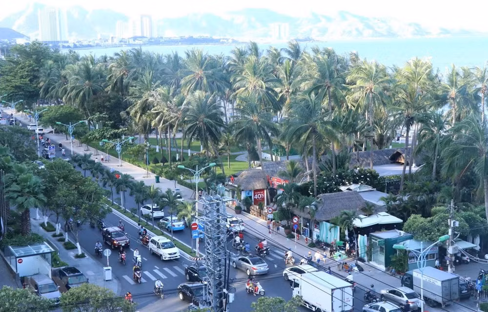 Sẽ xử lý nghiêm những vi phạm hành lang an toàn giao thông ảnh 1