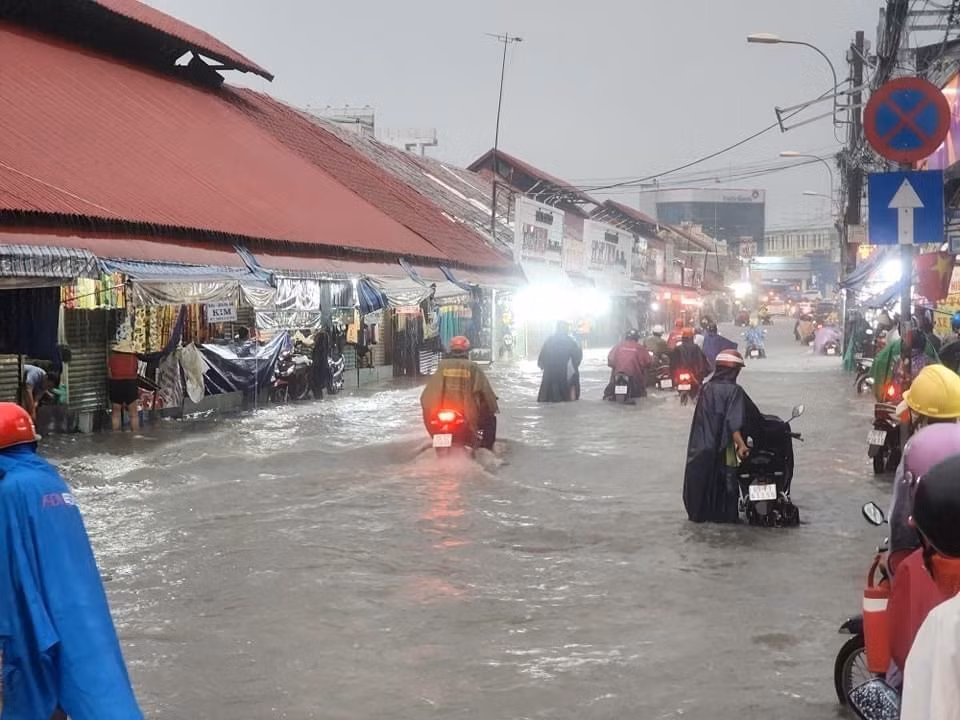 ttxvn_tp_ho_chi_minh_mua_lon_gio_tan_tam_duong_pho_thanh_bien_nuoc_20-2.jpeg