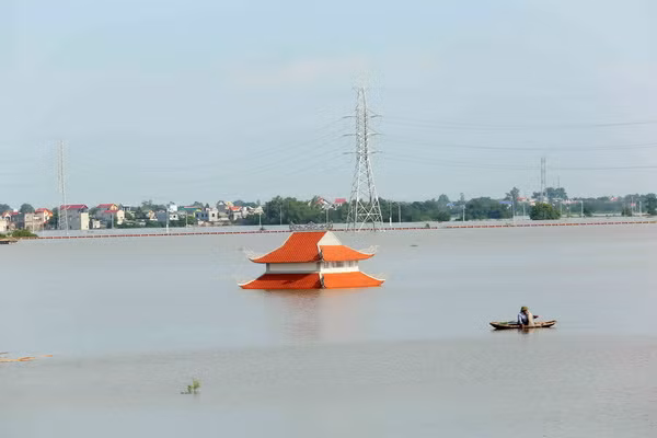 Hà Nội: Ba vùng dân cư huyện Quốc Oai bị cô lập do ngập nước ảnh 1