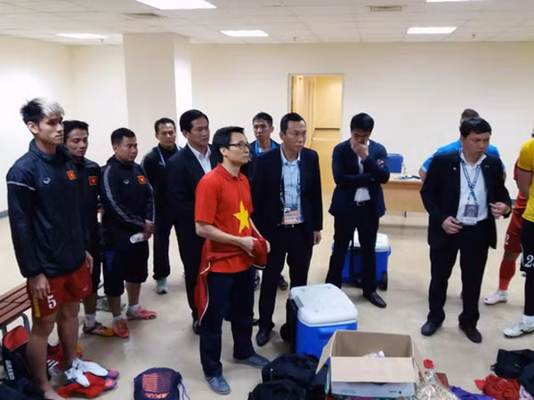 Phó Thủ tướng Vũ Đức Đam vào phòng thay đồ động viên đội tuyển ảnh 1