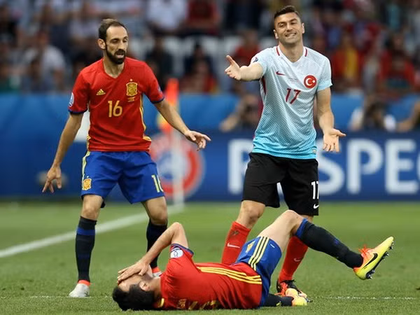 Cận cảnh màn ăn vạ thô thiển của tiền vệ Sergio Busquets ảnh 1