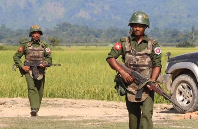 Hơn 600 tay súng sắc tộc đồng loạt tấn công vùng biên giới Myanmar ảnh 1